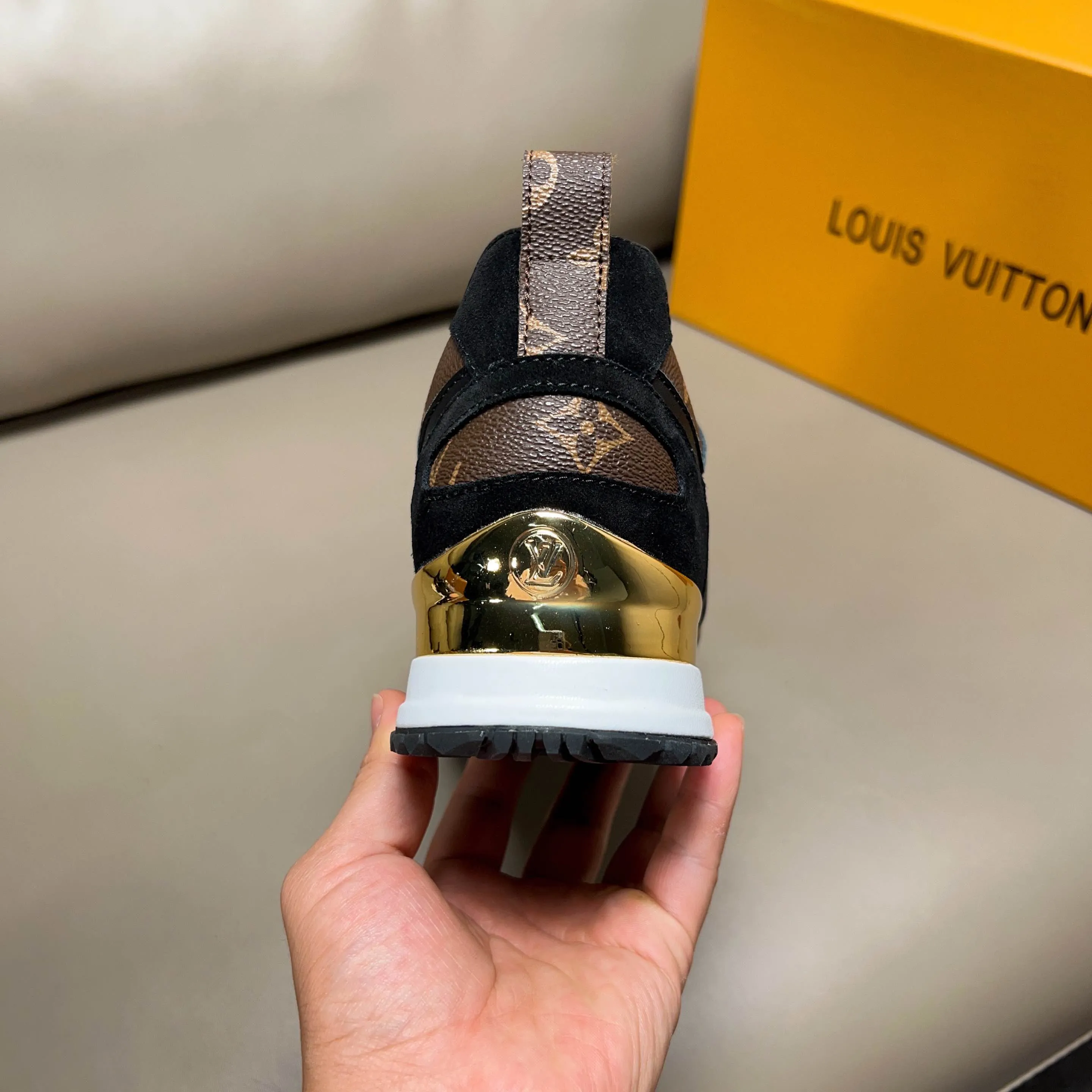 Factory price: 440💰【LV】Male and female couples model, sold simultaneously at counters, original classic 1:1 copy, original designer design, imported calf + sheepskin lining, L gold unique design on both sides, fashionable and trendy. 🔍🔍Original quality @ No pressure to enter and leave the counter at will, the original replica outsole is suitable for all kinds of travel, making it worth owning. Welcome all sellers to sell in the picture above. We can send one piece on behalf of you. Male size: 38-44 (can be customized to 45 sizes), female size: 35-39 (can be customized to 40 sizes)